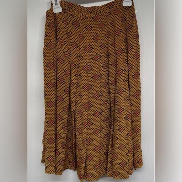 Vintage Oscar de la Renta Patterned Blouse and skirt set 100% silk - Picture 3 of 7